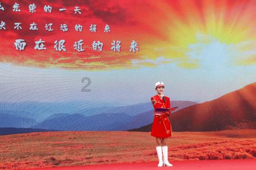 景甜穿粉白拼接套装，要多可爱有多可爱，这一身穿搭很少女风哟